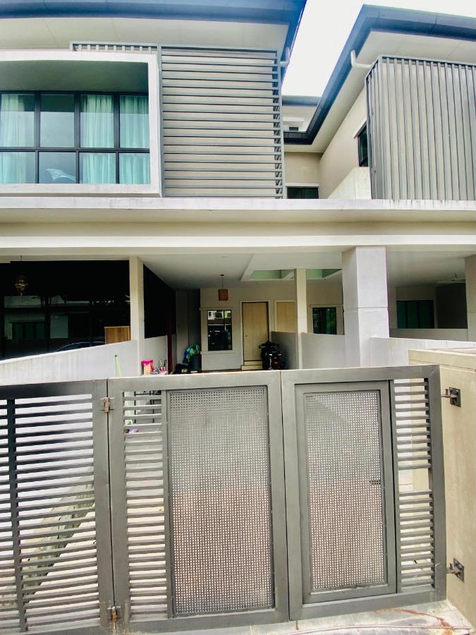 Faizal Madhi Homestay Kuching Zewnętrze zdjęcie